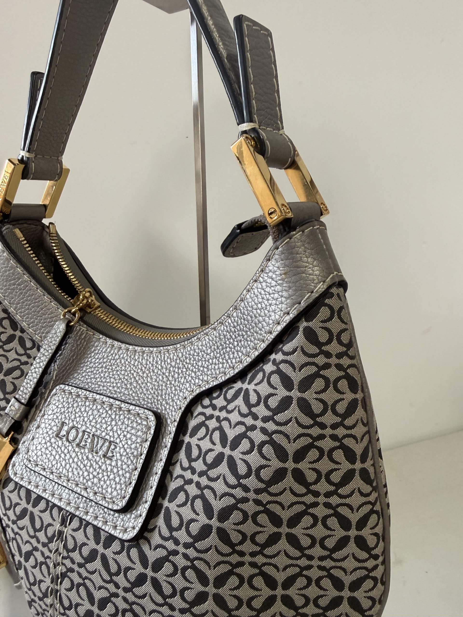 LOEWE Hobo Anagram Canvas & Leather - Imagen 4