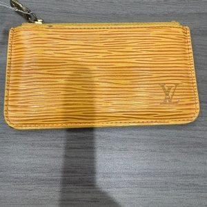 LOUIS VUITTON MONEDERO EPI AMARILLO