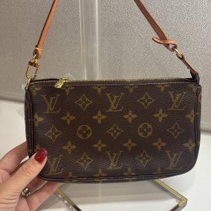 LOUIS VUITTON POCHETTE