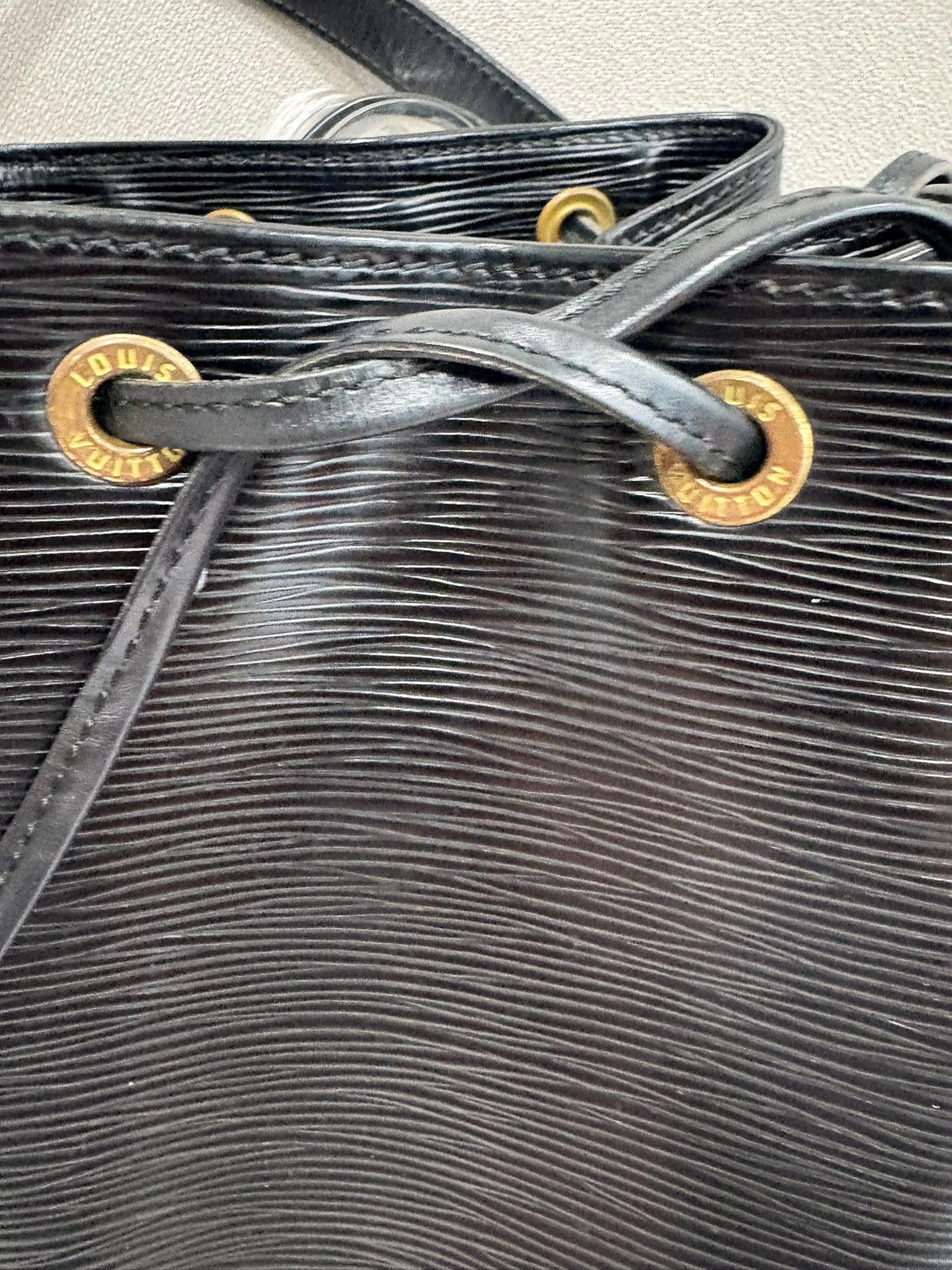 LOUIS VUITTON NOE EPI NEGRO - Imagen 4