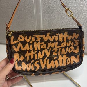 LOUIS VUITTON POCHETTE
