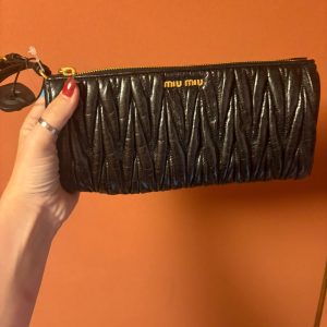 Miu Miu Matelassé Clutch Negra